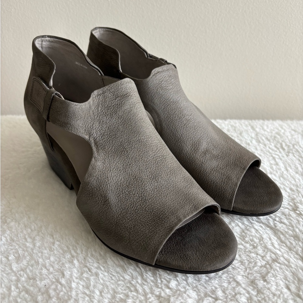 Eileen Fisher Gray Peep-Toe Heeled Sandals Sz 10